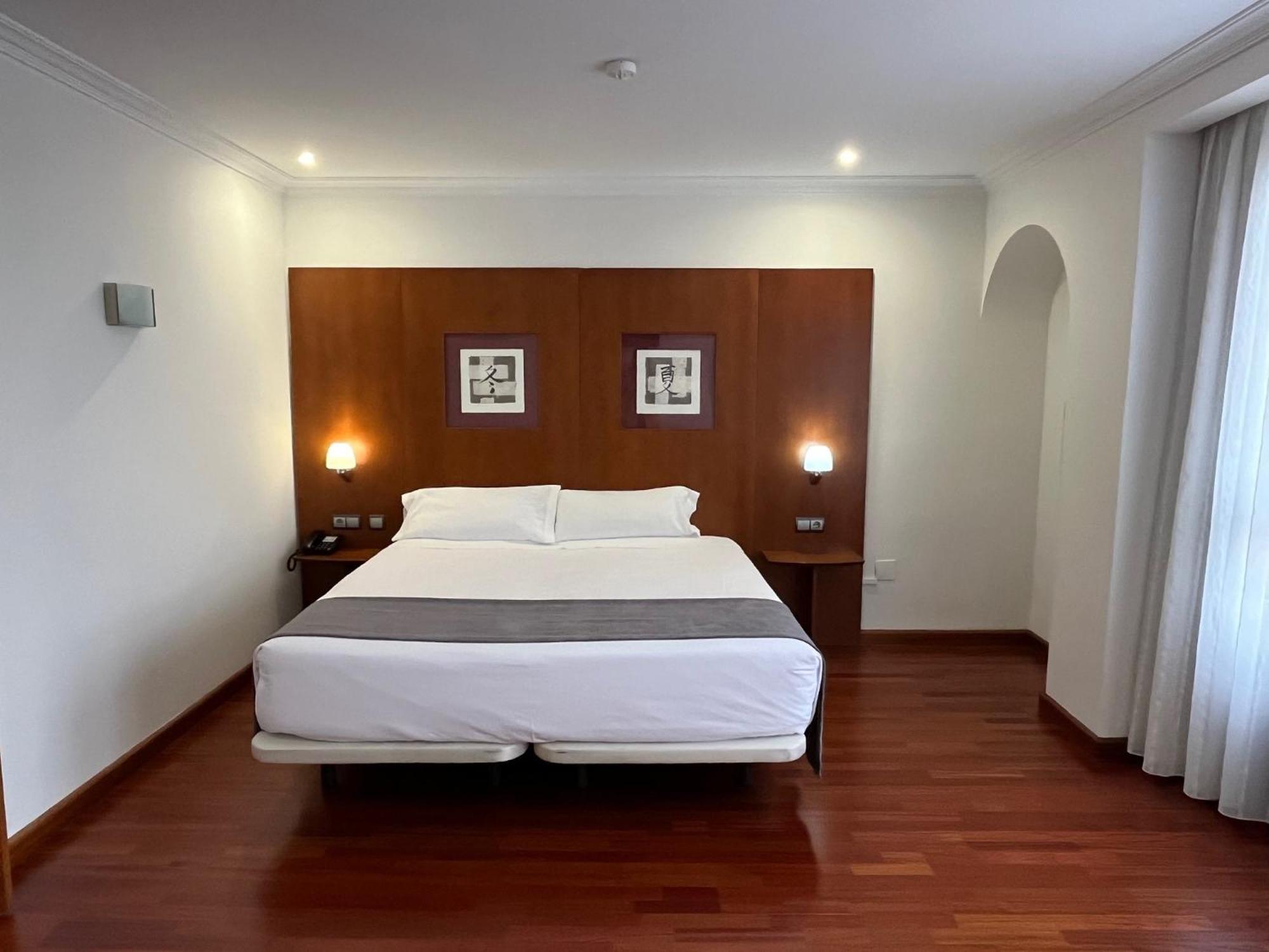 Hotel Gran Regente Oviedo Buitenkant foto